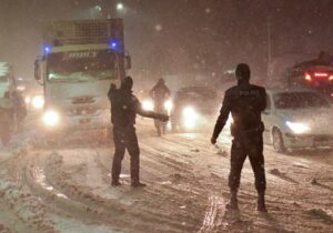 امدادرسانی پلیس اردبیل به ۴۵۰ مسافر گرفتار در کولاک گردنه صائین