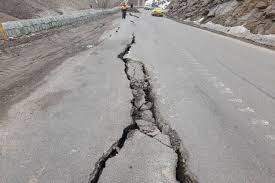 رانش خطرناک زمین محور اردبیل به نیر را مسدود کرد